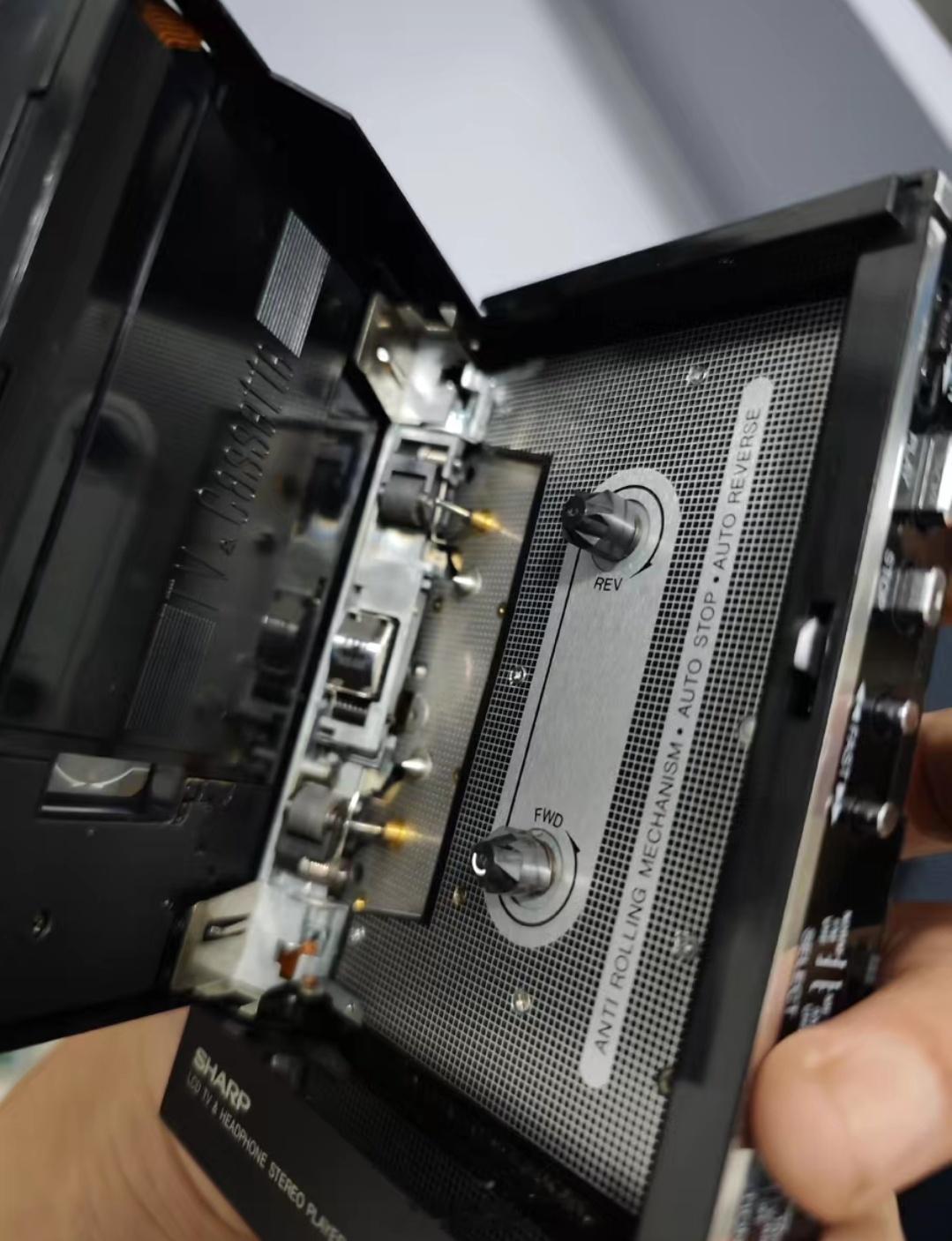 1986年的夏普随身听，手持电视、收音机、磁带机三合一，带有液晶显示和Dolby