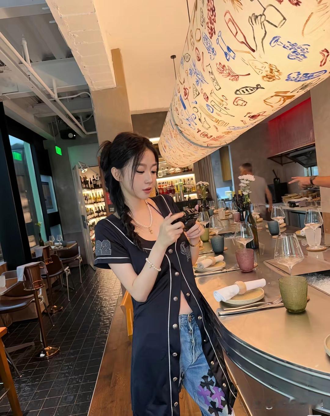潘玮柏太太宣云晒出女儿背影照，小姑娘都长这么大了！