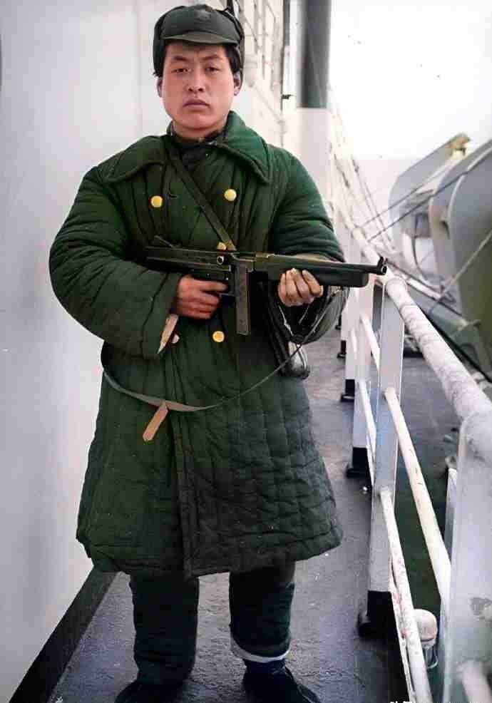 1949年，上海解放后，解放军战士手持美制汤姆森冲锋枪，在轮船上站岗执勤。这件大