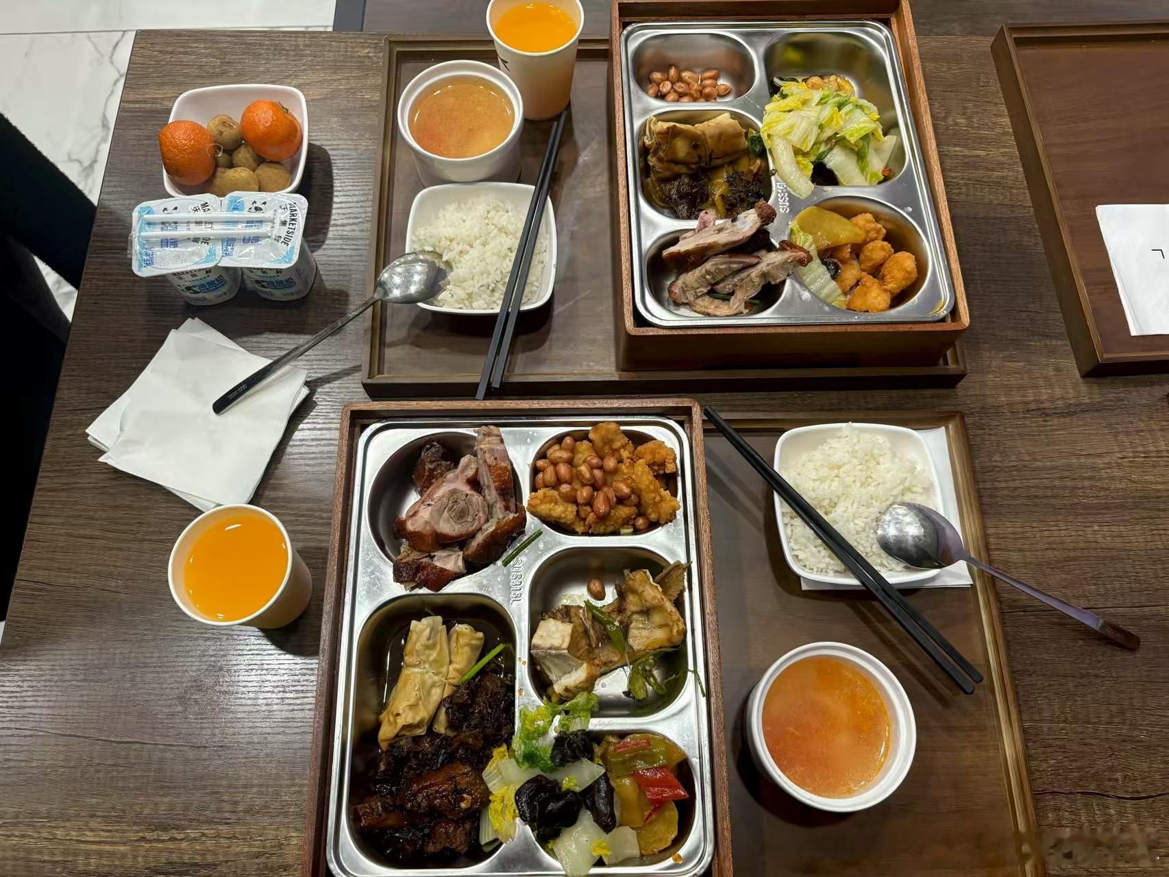 看到小鹏汽车店端的一个客餐，菜品也是很丰富的，还有酸奶和小水果。我给的评价标准大