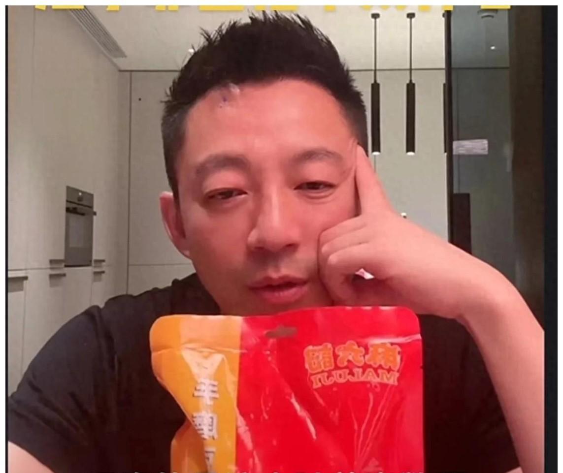 汪小菲直播聊孩子，这一次他变了。有网友直言，他终于学会尊重孩子的愿望了。以前总