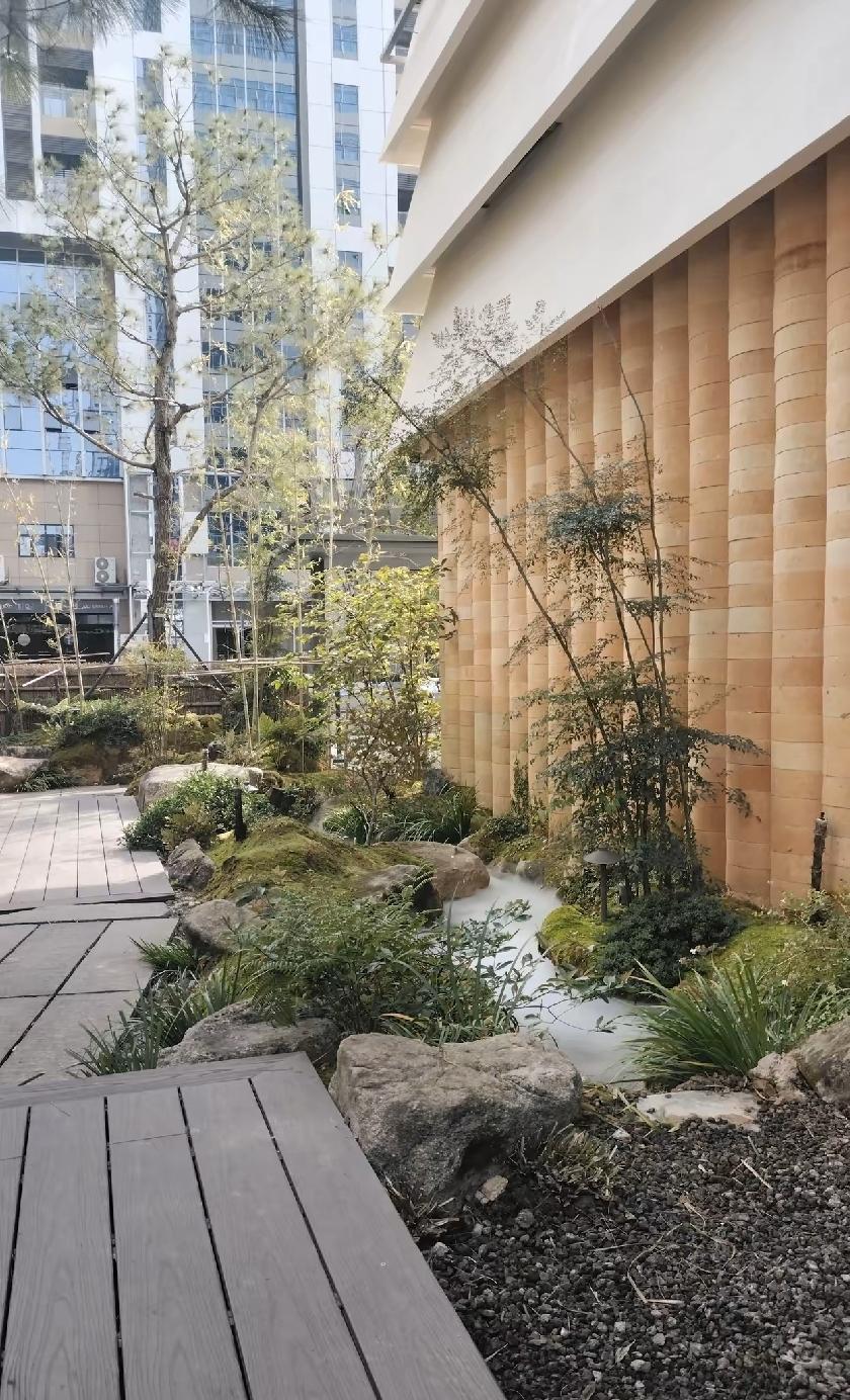 村里十几个做工程的都砸了锅，眼下一个比一个还钱困难。有两个被关了十五天，出来后大