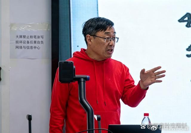 汤家凤现在大概是全网最难堪的副教授了。骂他的人不是看过他全文，也不是反对他说的英语只是工具，而是只截
