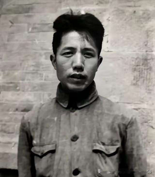 1980年，作家周扬回乡探亲，顺道去看前妻吴淑媛墓。谁料，半路突然雷雨倾盆，顿感