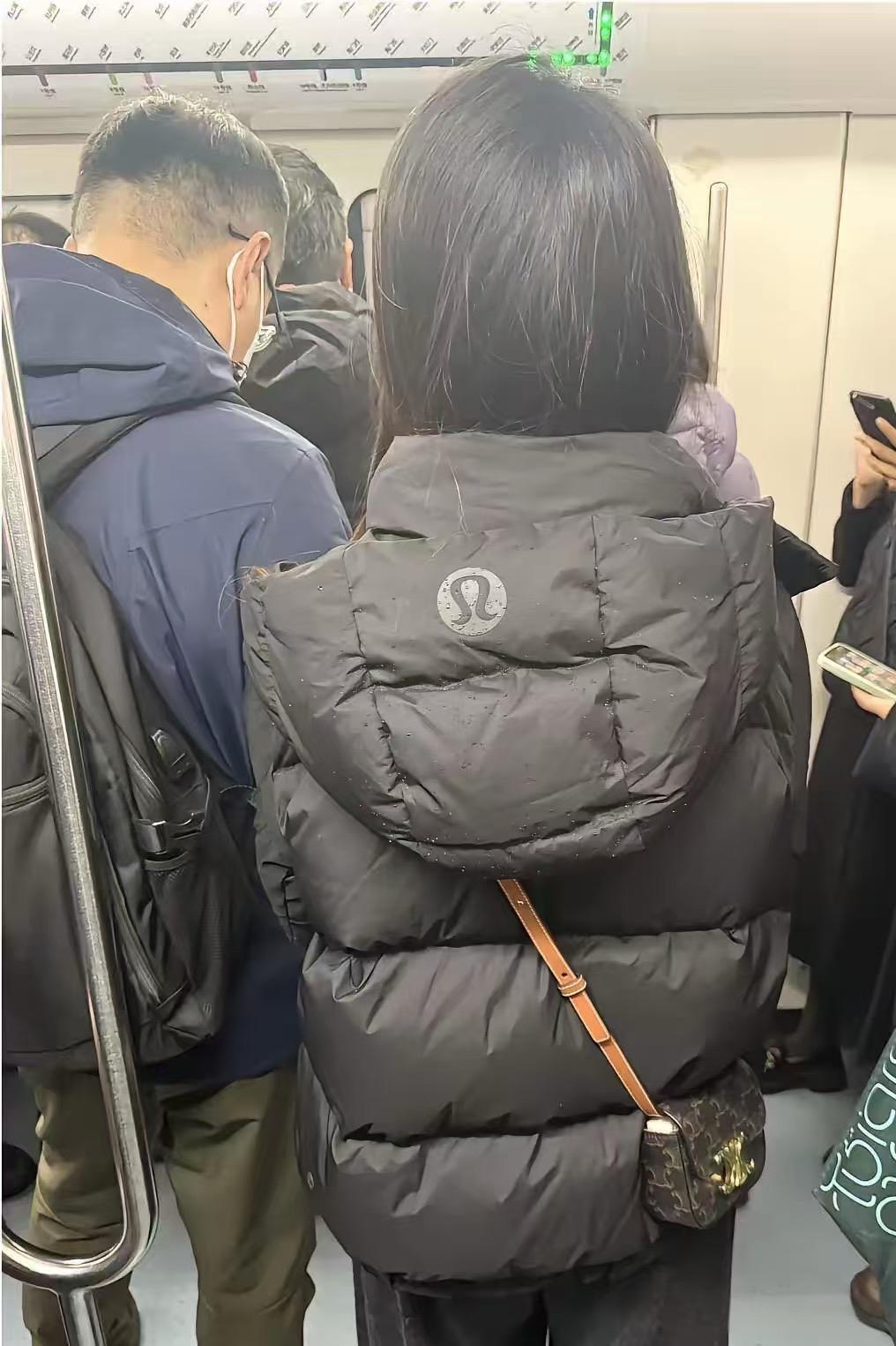 这款羽绒服是什么牌子的？第一次见。