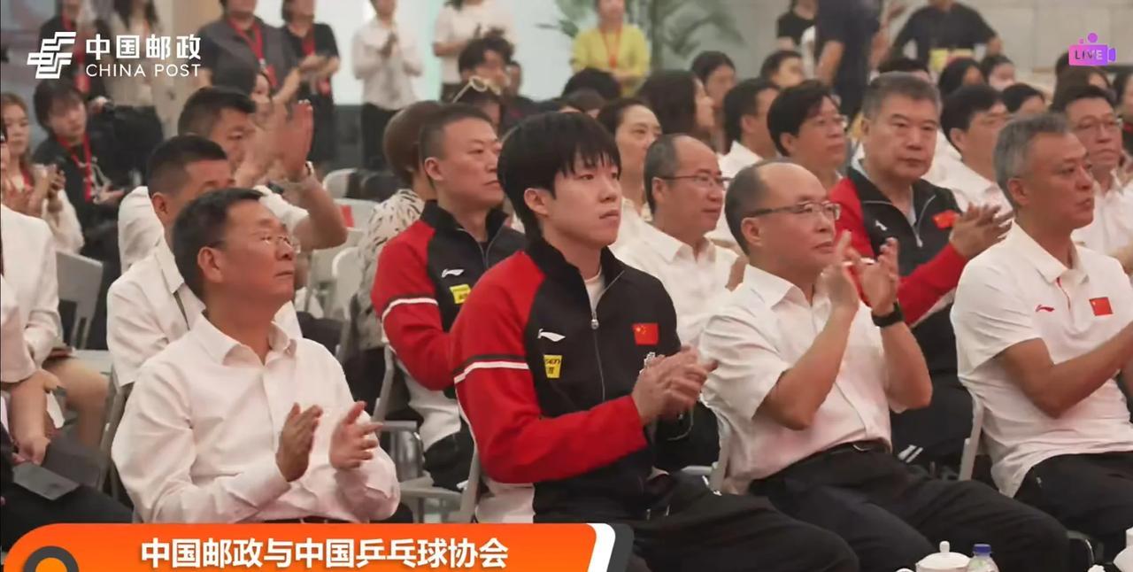 今天的活动马琳也去了。今天上午国乒队员们去参加中国邮政的活动，看到国家队主教练