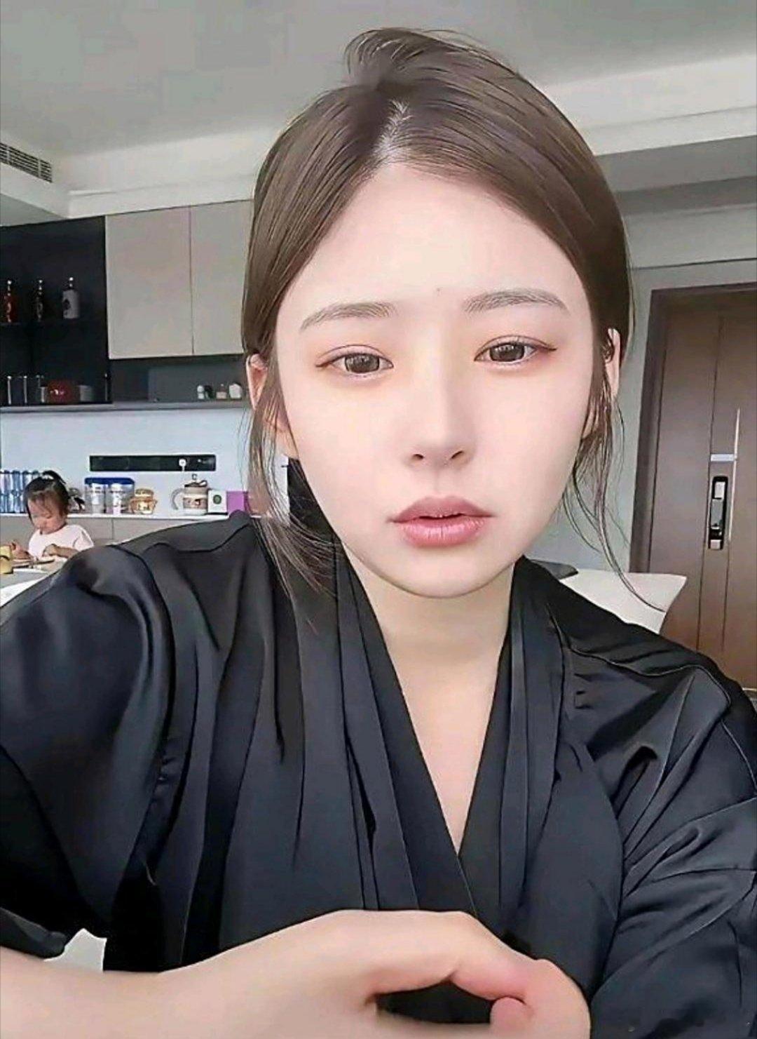 黄一鸣的天可能要亮了？不是因为她在直播间月入25万。也不是因为女儿闪闪接广告每分