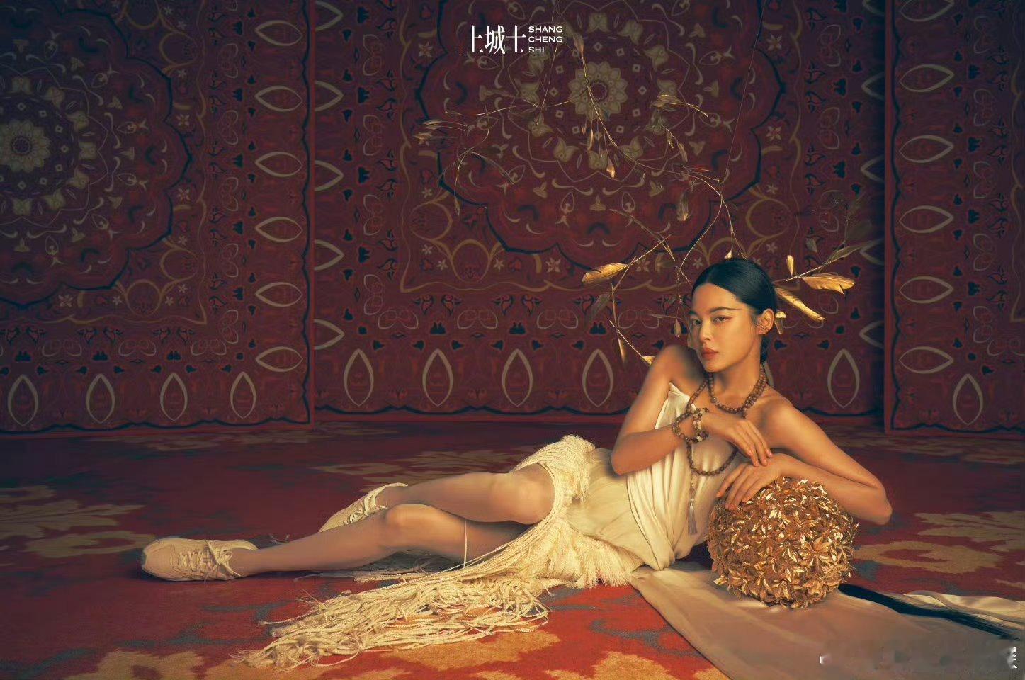 辛芷蕾这腿带点丝，简直不要太迷人​​​​
