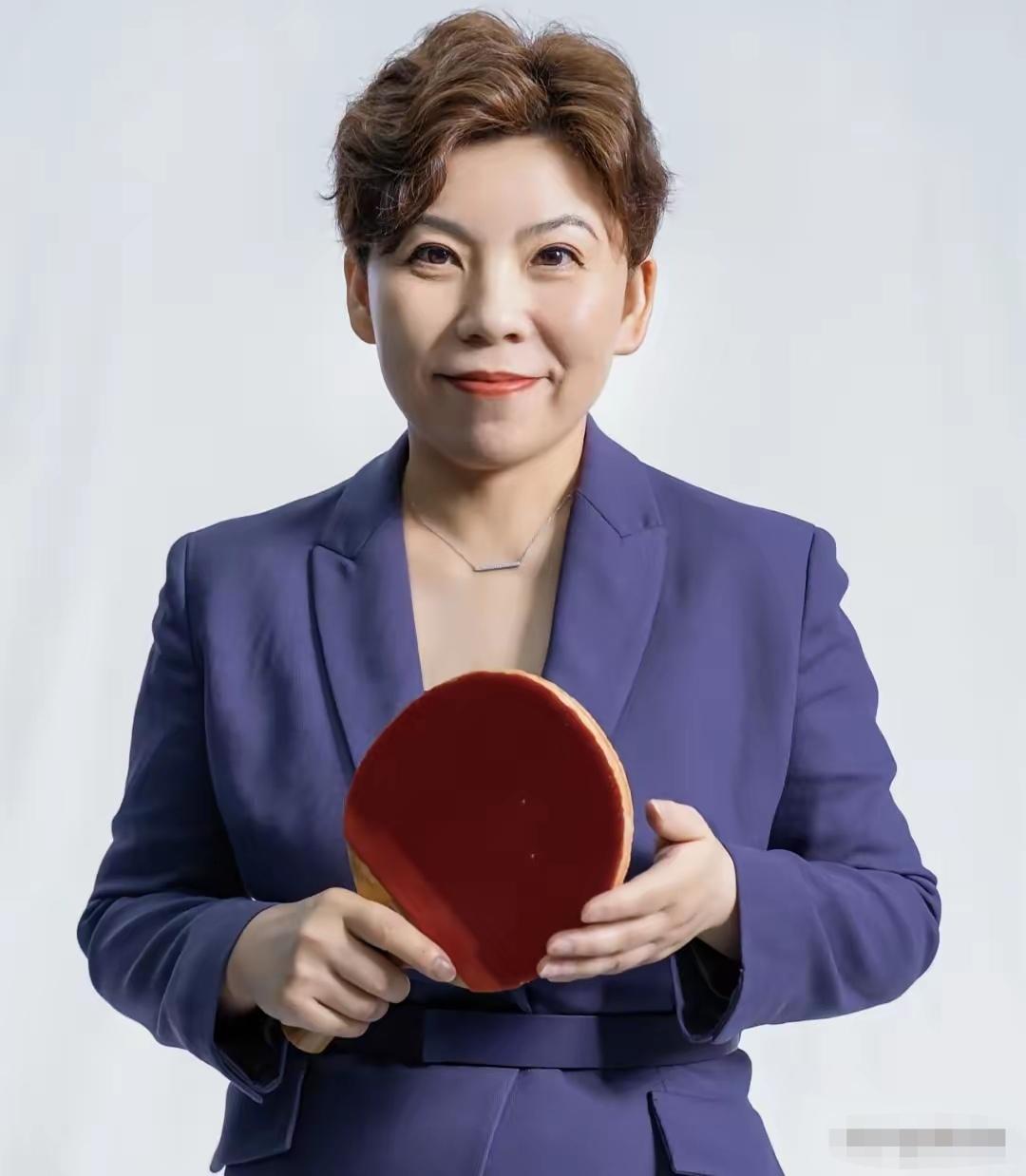 ​邓亚萍霸气地说:“我和马龙、樊振东，我们三个人。”这话一出，弹幕里估计得飘