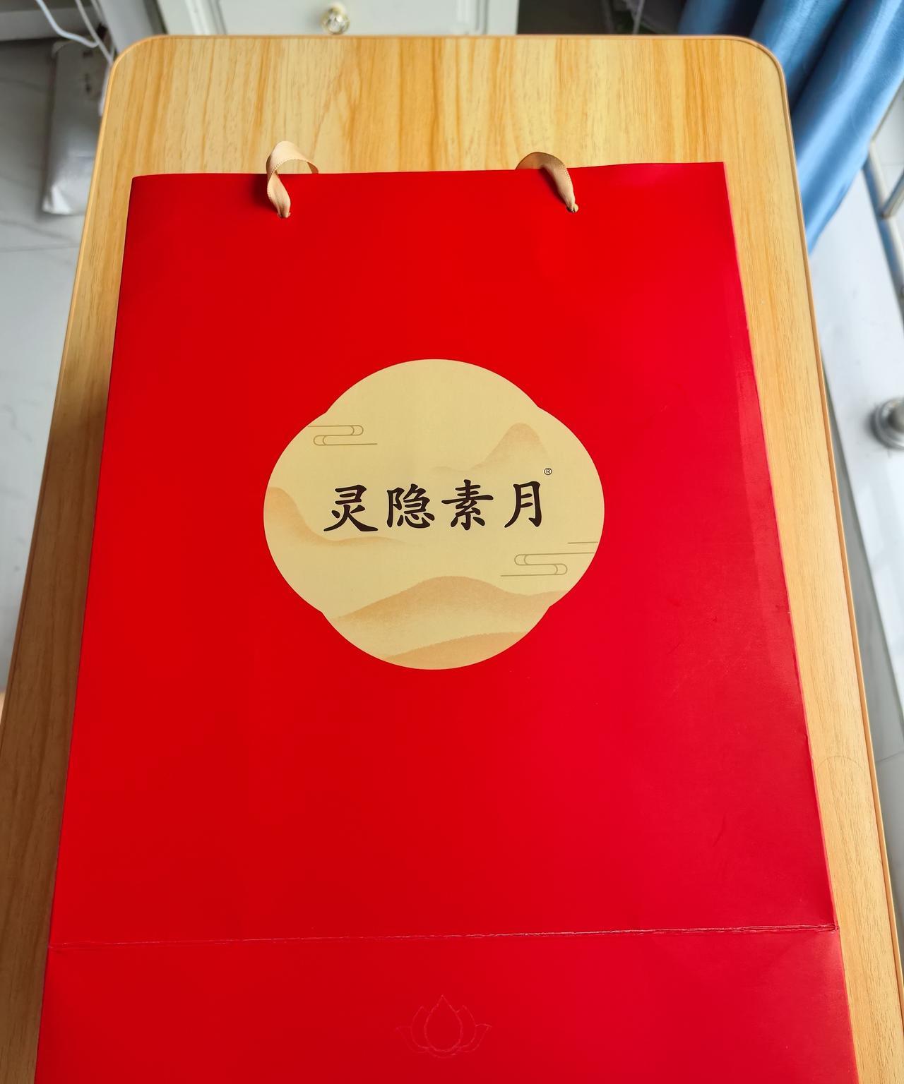 头一回见到这么独具匠心的月饼礼盒！老公拿回来一盒月饼，名为“灵隐素月”，不知道