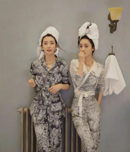 赵丽颖与李冰冰同框，丝毫不输大花气质。​​​