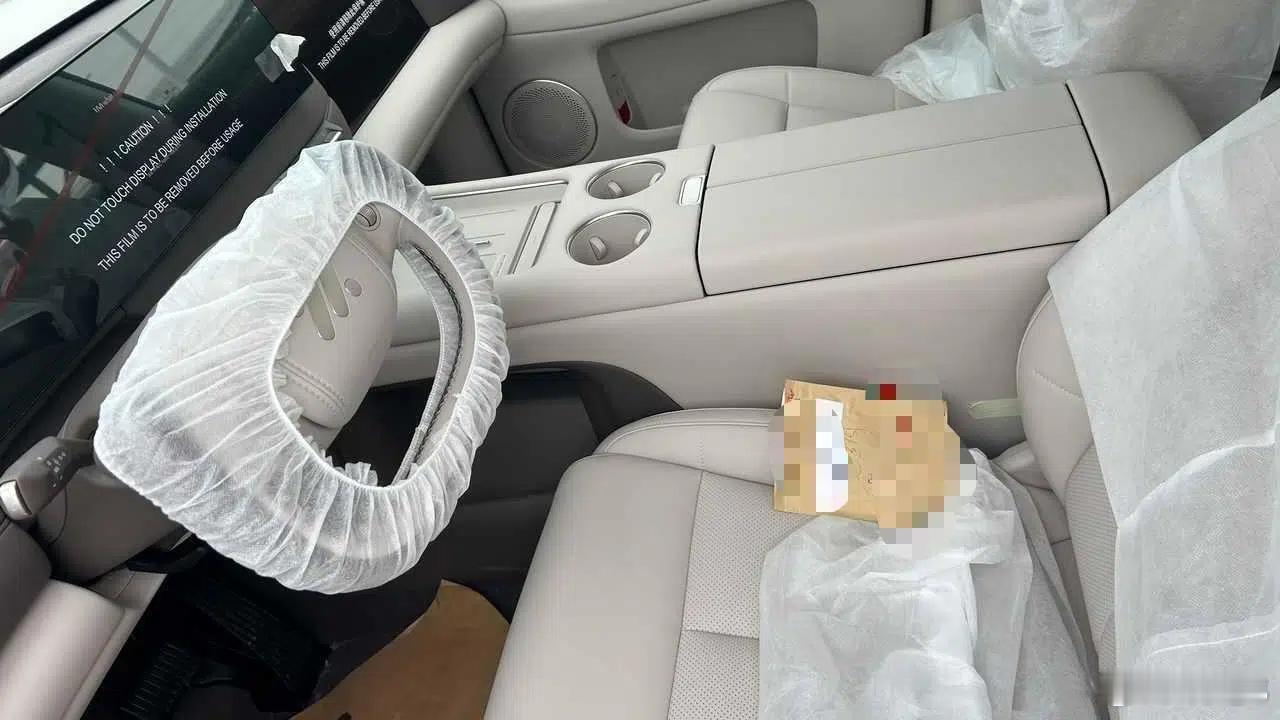 几张全新智己LS6的内饰谍照，大家觉得副驾驶这边“空调出风口上面硬嵌一个屏幕”