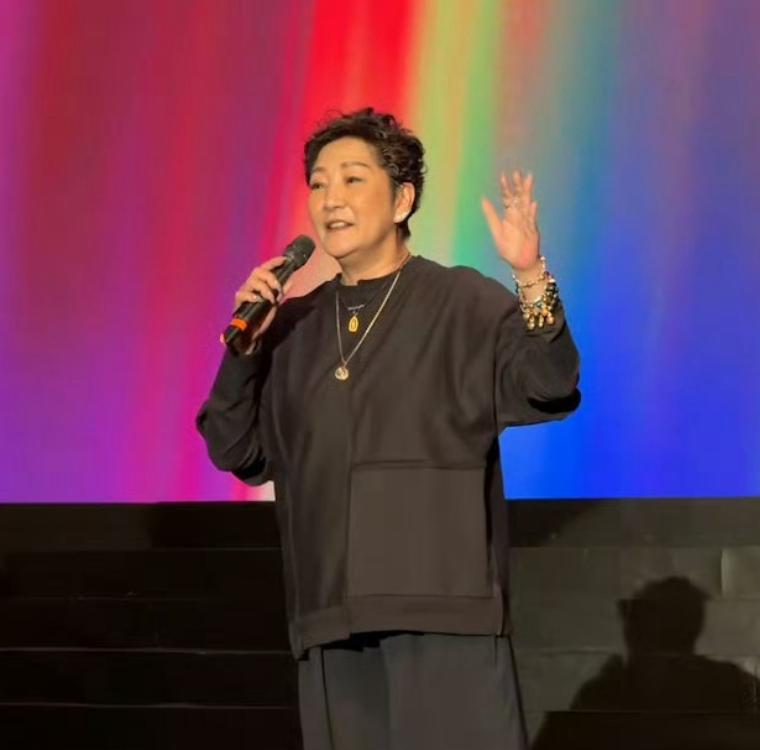 香港影星雪梨60岁了，到了做奶奶的年纪。头发花白，身材也已经发福，面相有网友打趣