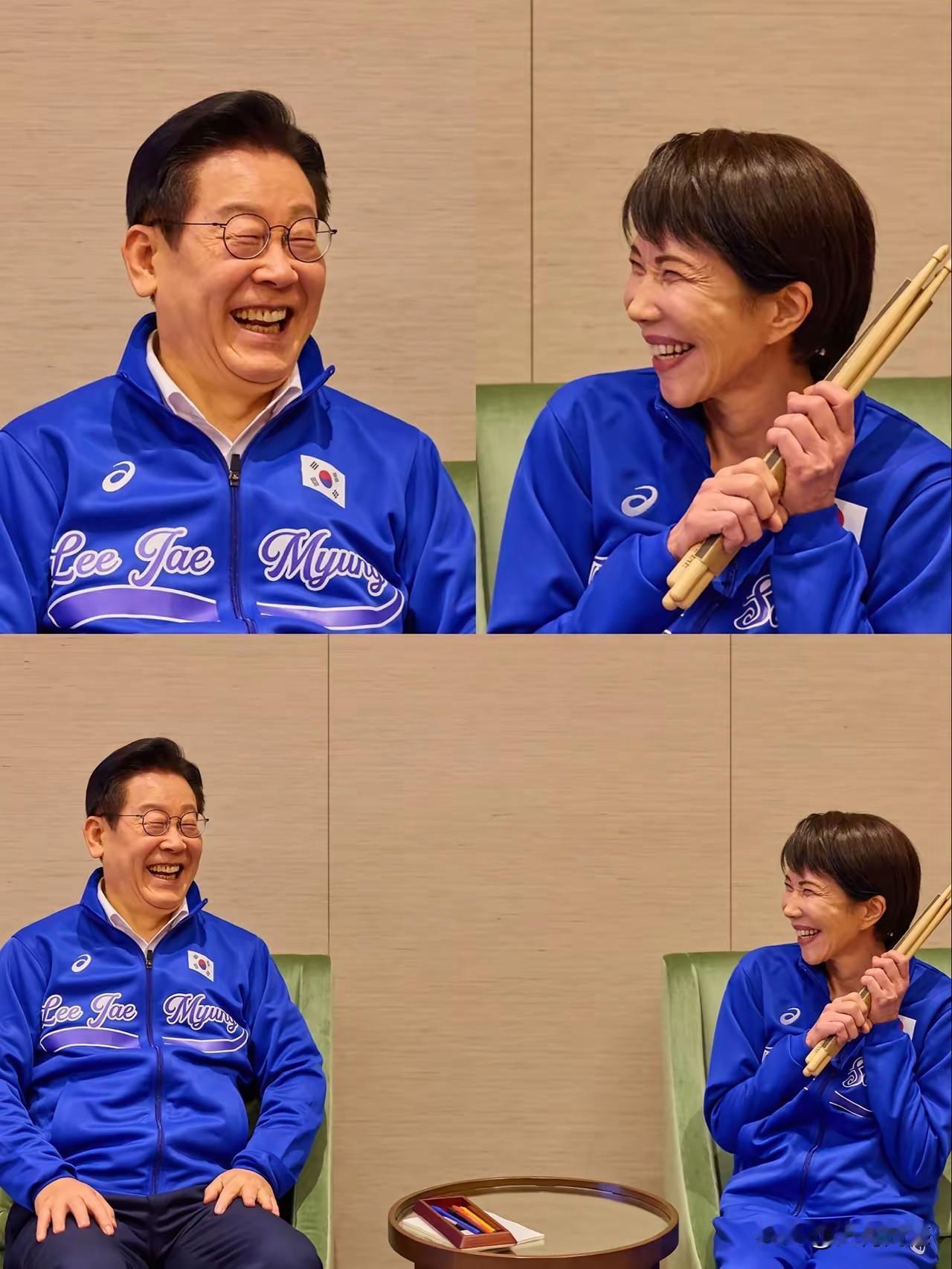 李在明和高市打起了架子鼓，穿的衣服也差不多，从始至终，两个人的脸上都挂满了笑容，