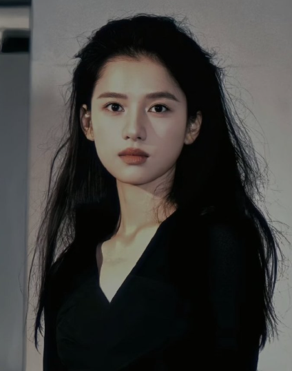 前一秒是红毯“权威脸”公主，后一秒直播里眼睛放光分享穿搭。张婧仪这强烈的反差感，