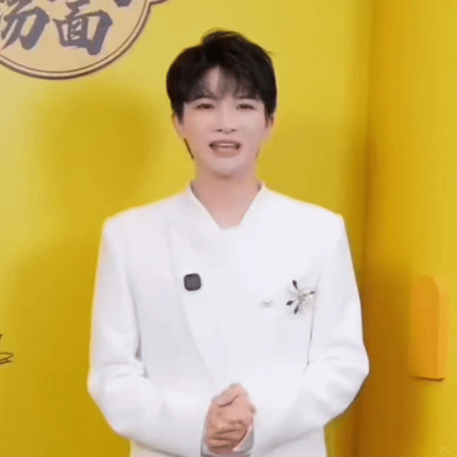 周深周深音乐缘计划【圈宝和米说晚安】落在树梢的光，栖息在这个角落，风掠过思