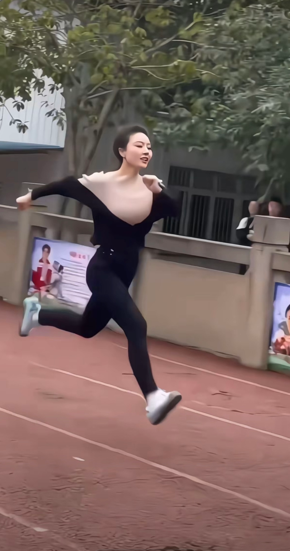 给正在跑步的老师拍照被发现了，不敢回去怎么办？