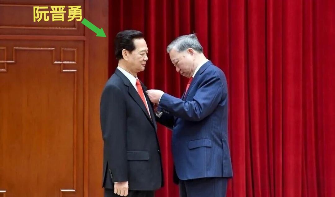 整整十年时间！阮晋勇下台时，是在2016年，距离今天整整10年时光。当时，他是不