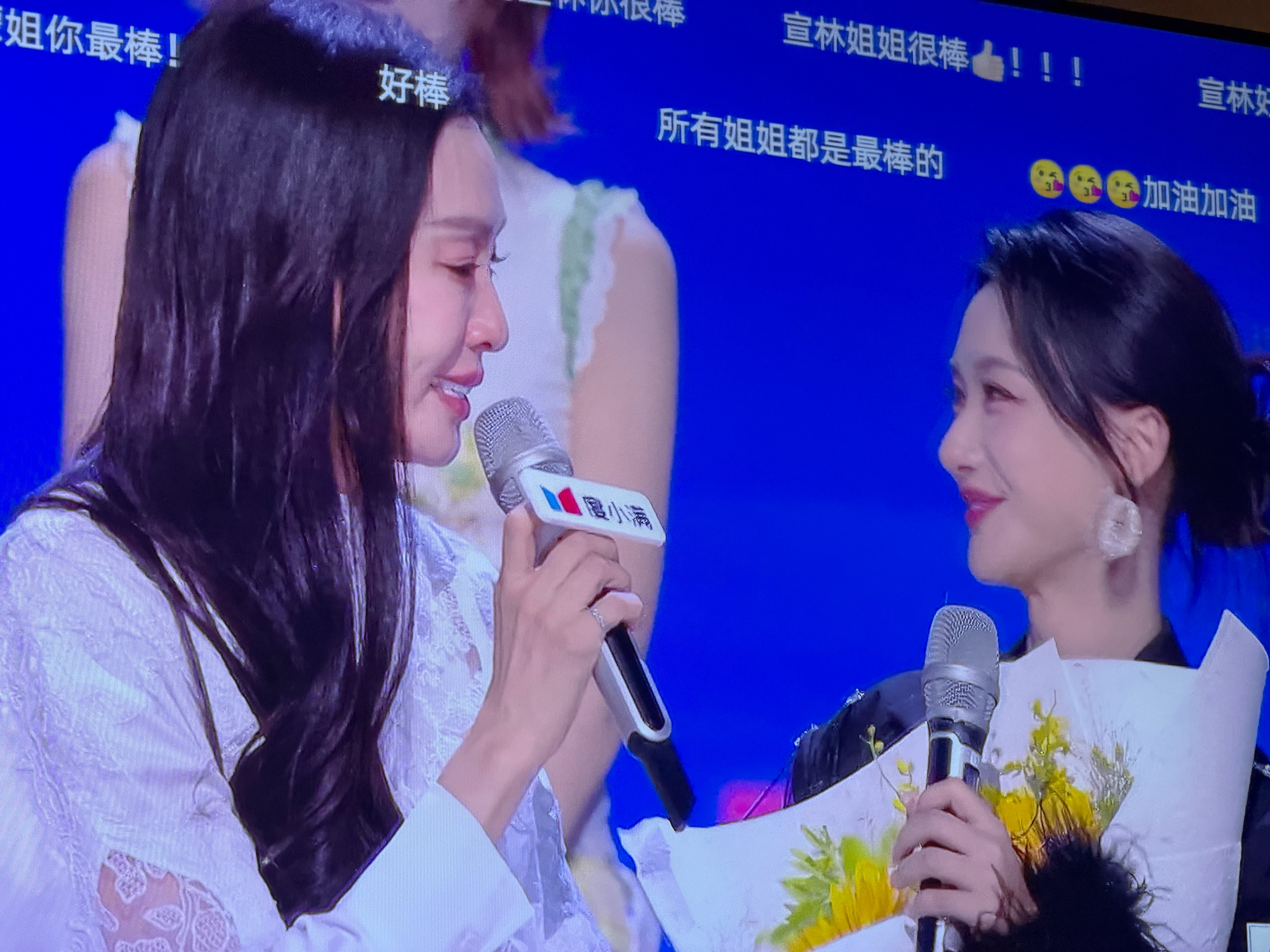 抢麦女王，小故事女王，演唱会女王。。。我范身体力行传递真善美。。。