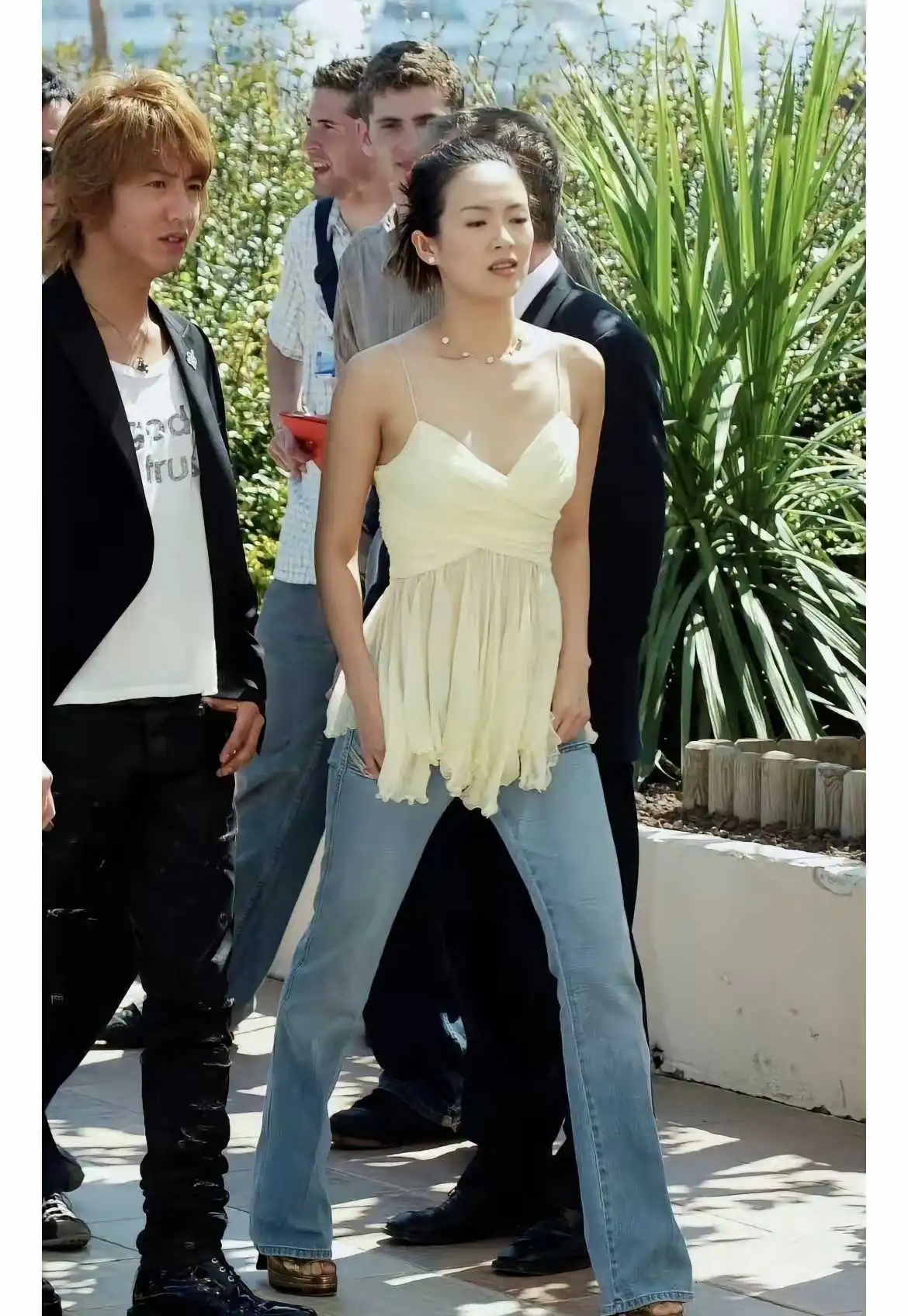 章子怡的腿是不舒服吗？
