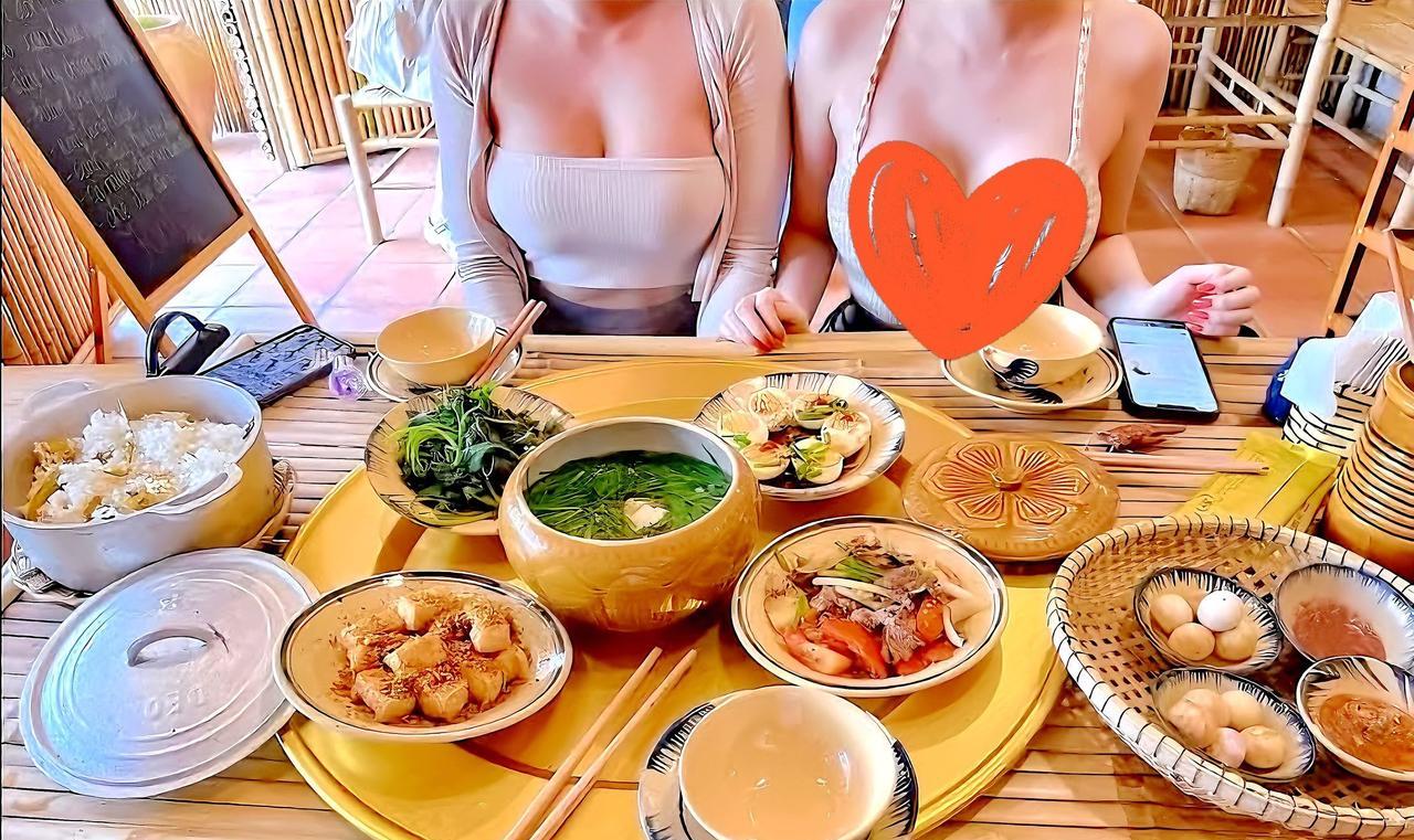 今晚睡不着觉了。广西兄弟第一次来越南北宁，安排越南表妹陪着其一起吃饭。没料