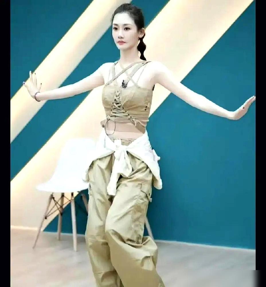 郑恺苗苗三年生仨，还全是剖腹产。三胎2023年6月早产，跟二胎间隔才12个