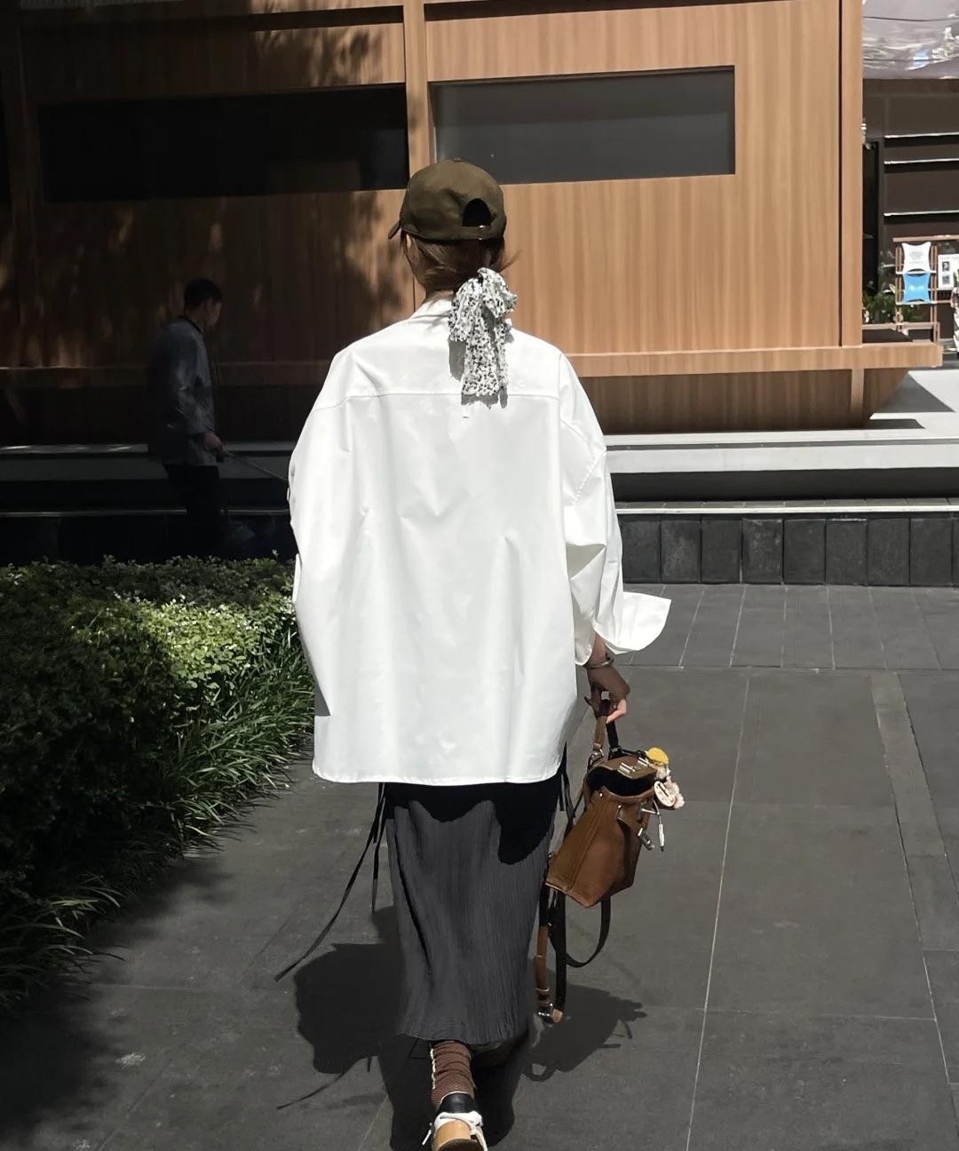 打开衬衫穿搭新思路！宽松的廓形白衬衫，oversize男友风设计很慵懒。搭