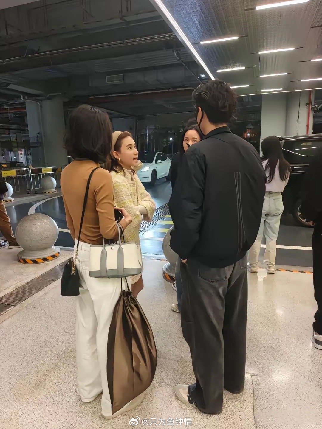 何超莲是真矮啊，知道何超莲个子矮，但是没想到这么矮，目测还不到1.6米。35岁何