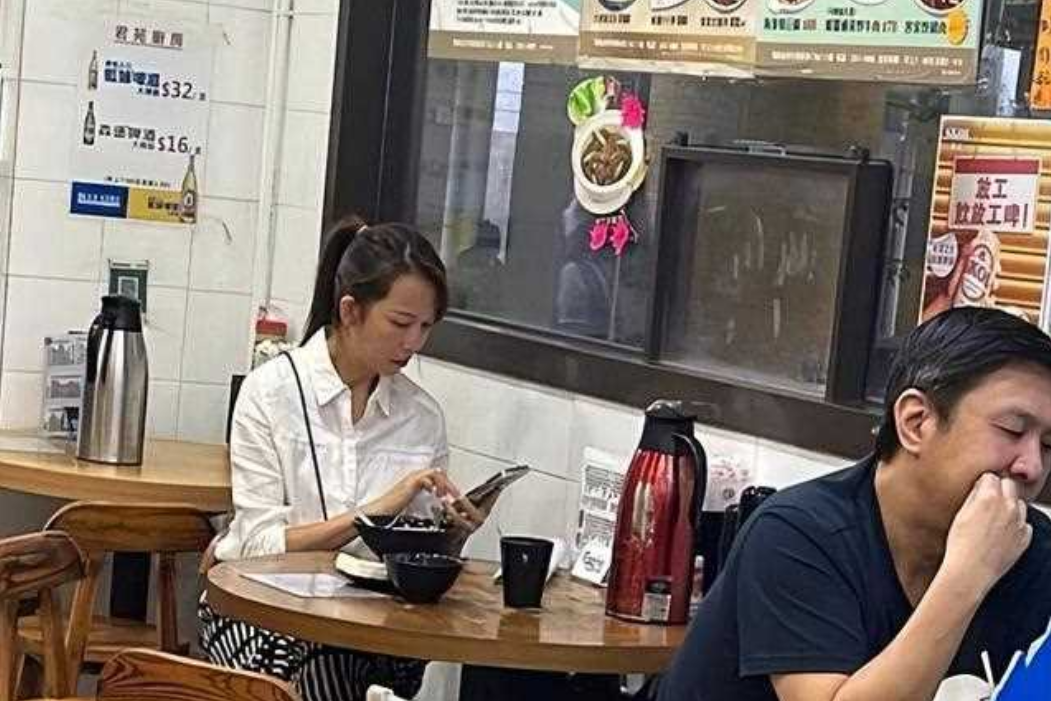 偶遇香港巨星，昔日风采不再，岁月真的不留人啊！记得在香港某餐厅，我偶遇了那位红