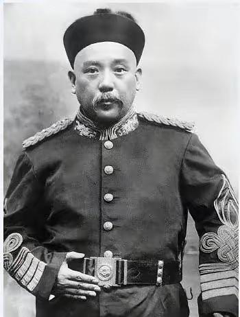 1916年6月6日凌晨，中南海居仁堂里灯火通明，袁世凯已经不行了。他撑着最后一口