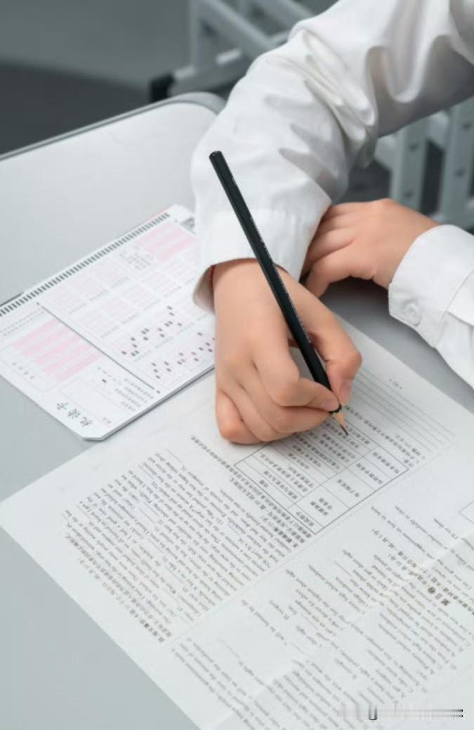 教育部的文件下来了，这次的话音落得有些重。高一高二，严禁跨校统考；高三，模拟