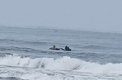 2025年，山东威海，一家三口去海边玩，父子俩不慎被海浪卷走，母亲急得大喊：“有