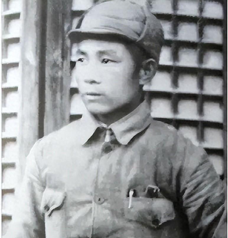 他离家二十三载后荣任军区政委，归来与家人抱头痛哭，邻里数百人纷纷前来探望！19