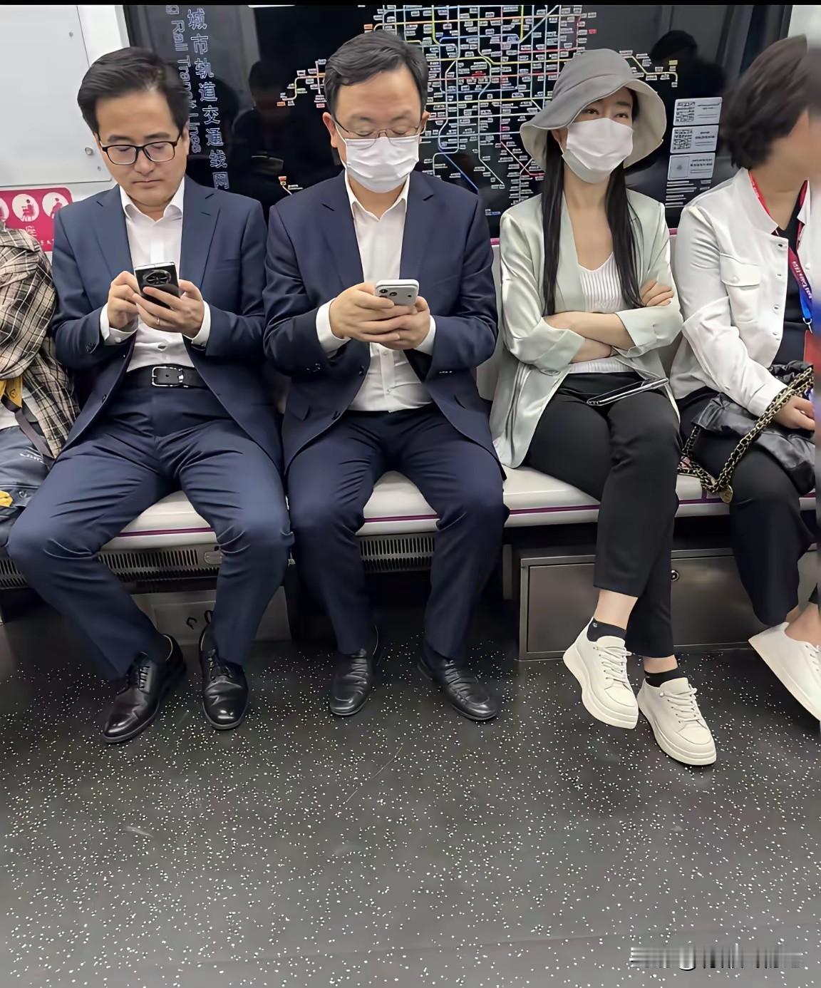 北京，26年4月24日。比亚迪董事长王传福特别低调，带着家人和公司一众高管，直接