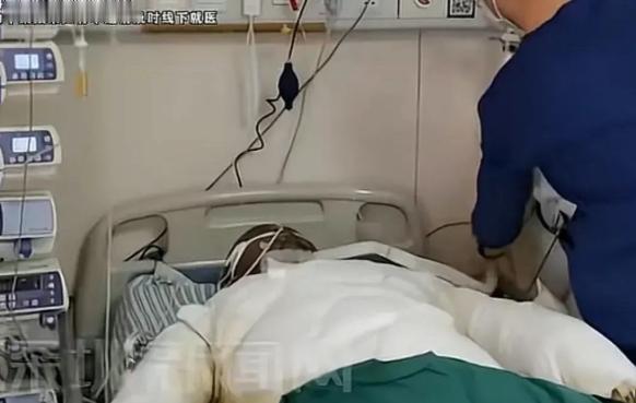 太吓人了！广东东莞，小王在家随手通厕所，不慎被疏通剂溅到头脸脖子，他没当回事，简