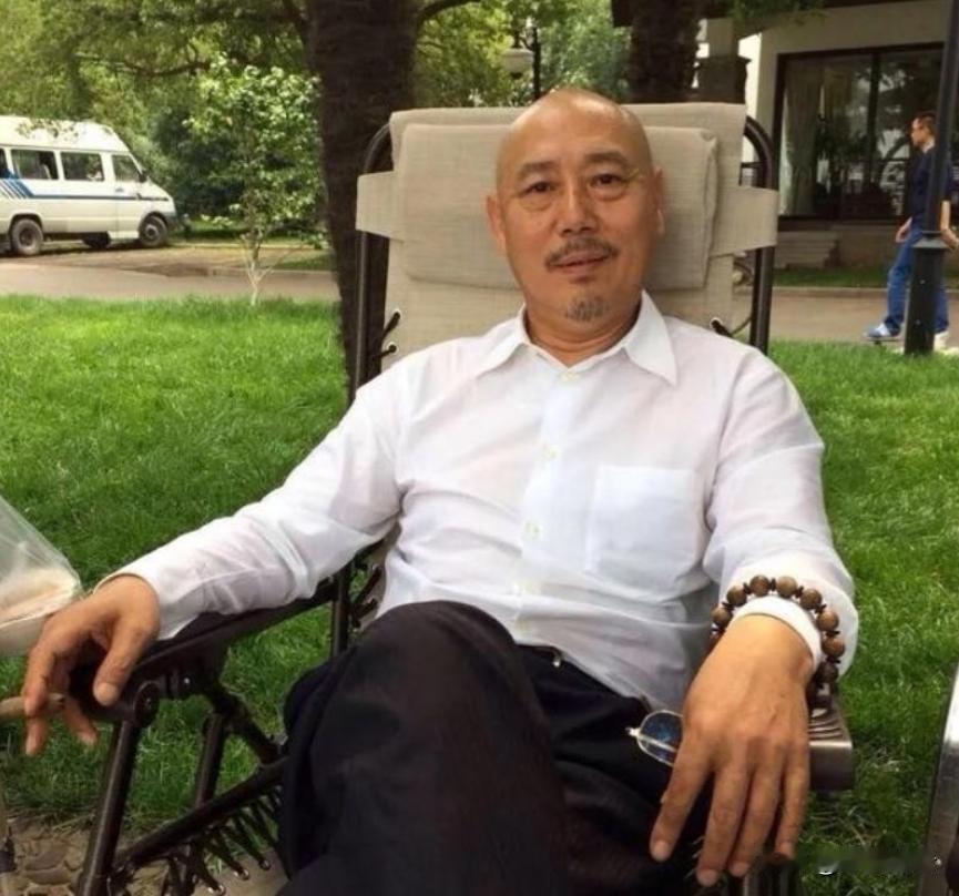 1991年，身价过亿的李诚儒，把糟糠之妻和6岁儿子赶出家门，转身娶了女朋友。20