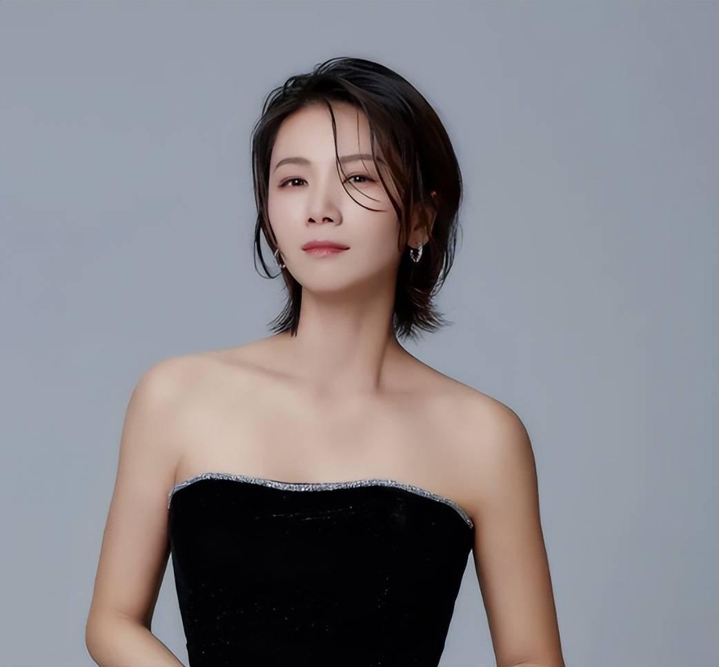 2014年，曹曦文嫁给马来西亚富商，婚后产下女儿，但因长期异地和家族观念等矛盾，