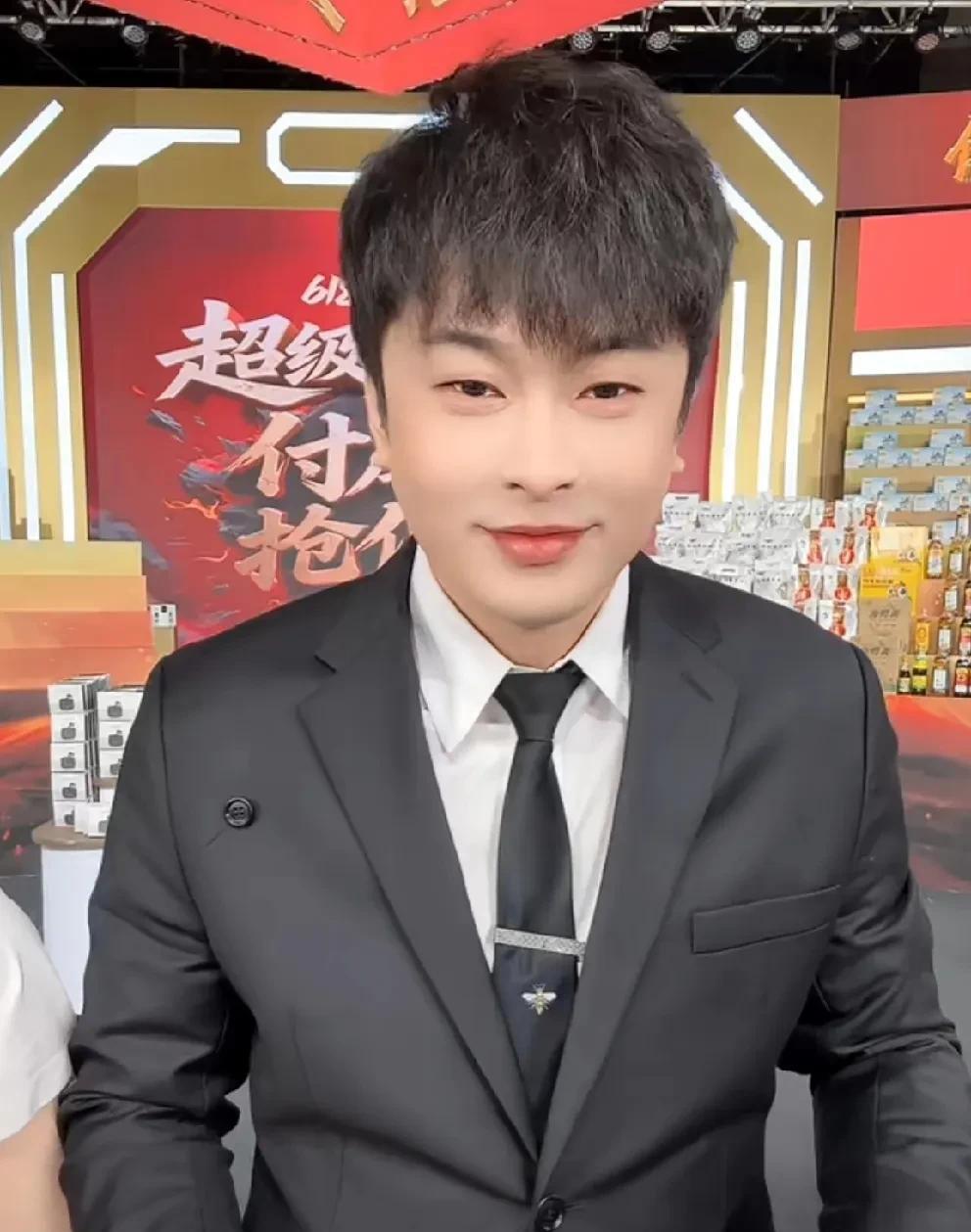 夸赞明星贾乃亮当属d音最良心带货主播。辛巴夸赞明星贾