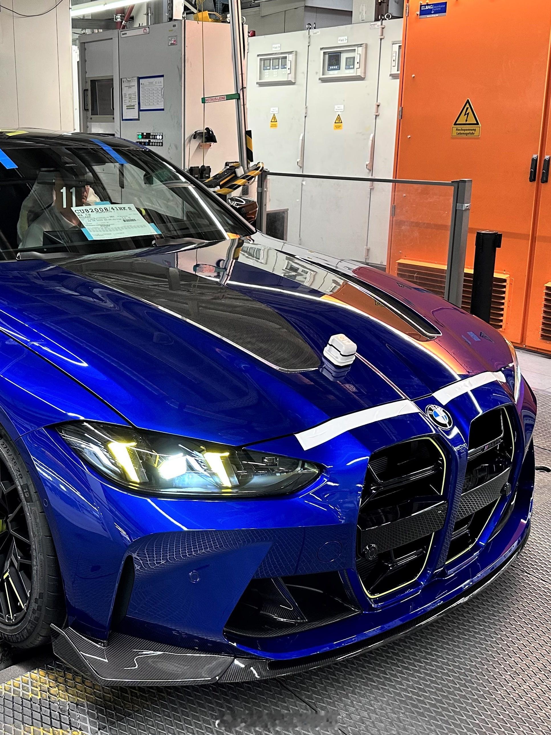 BMWM为纪念9届摩托车世界冠军、现任BMWM车队车手ValentinoR