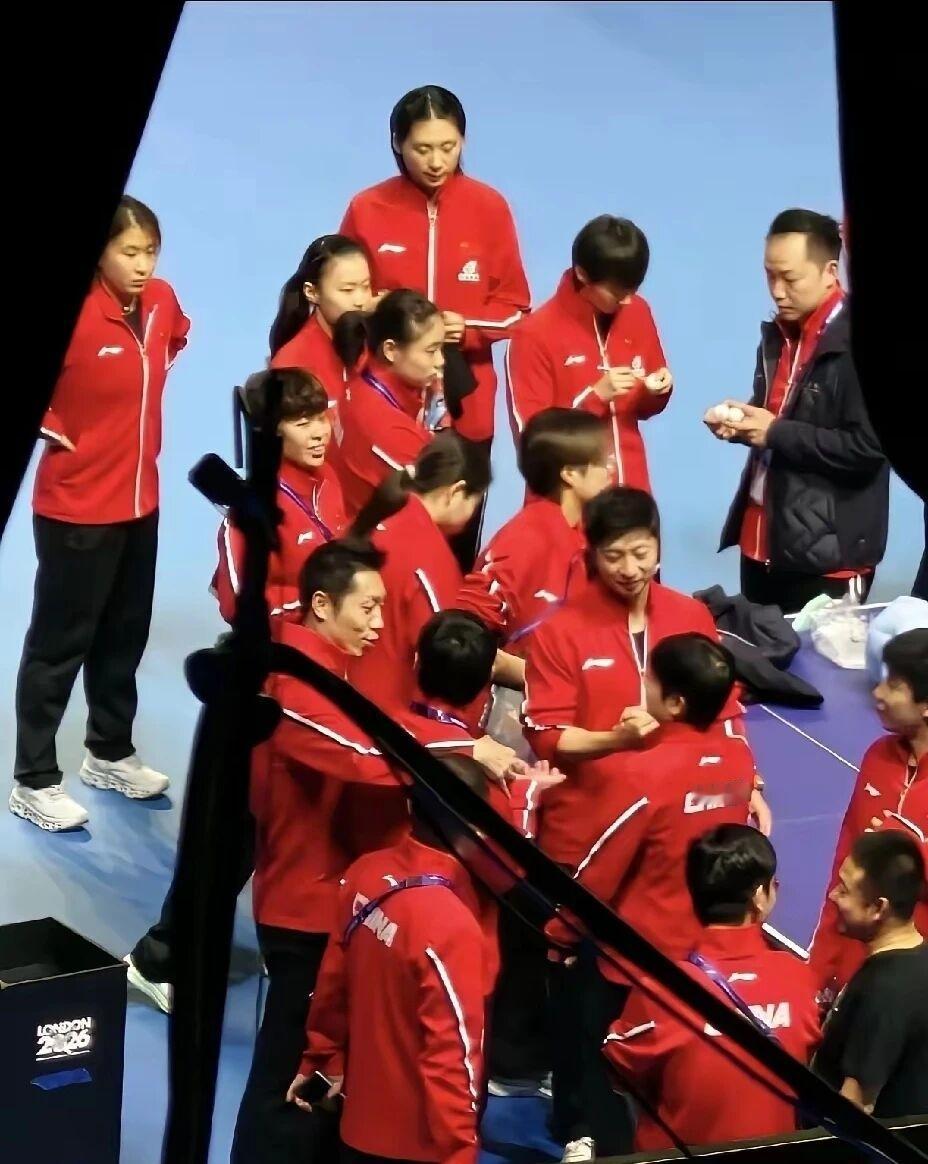 伦敦世乒赛国乒女团夺冠后，后台这一幕太让人感动了！比赛结束后，马龙、许昕特