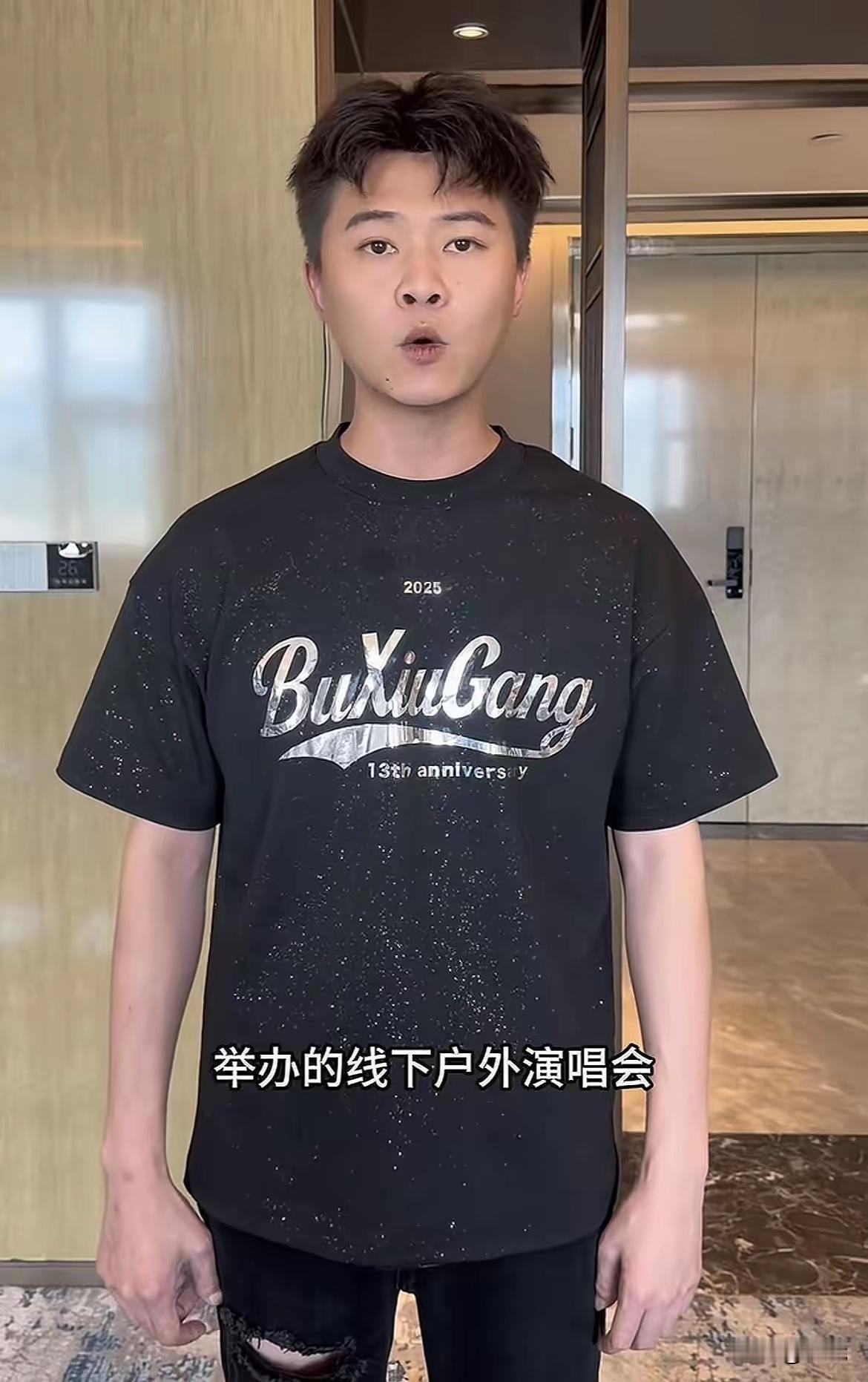 许华升的一条短视频，像一块巨石投入平静的湖面，激起了千层浪。视频里，他没有往日的
