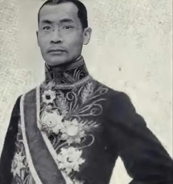 1939年除夕夜，大汉奸陈箓带着全家人一起吃饭祭祖，享受春节的热闹氛围。晚上7点