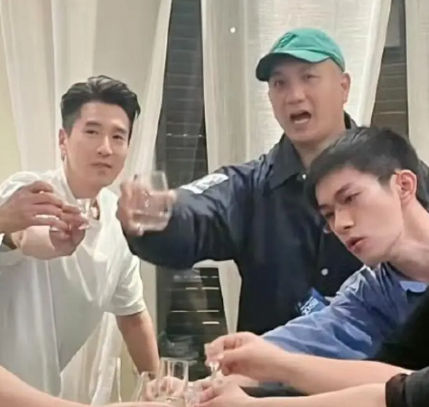 《狂野时代》主创聚餐易烊千玺酒量不错私下超主动