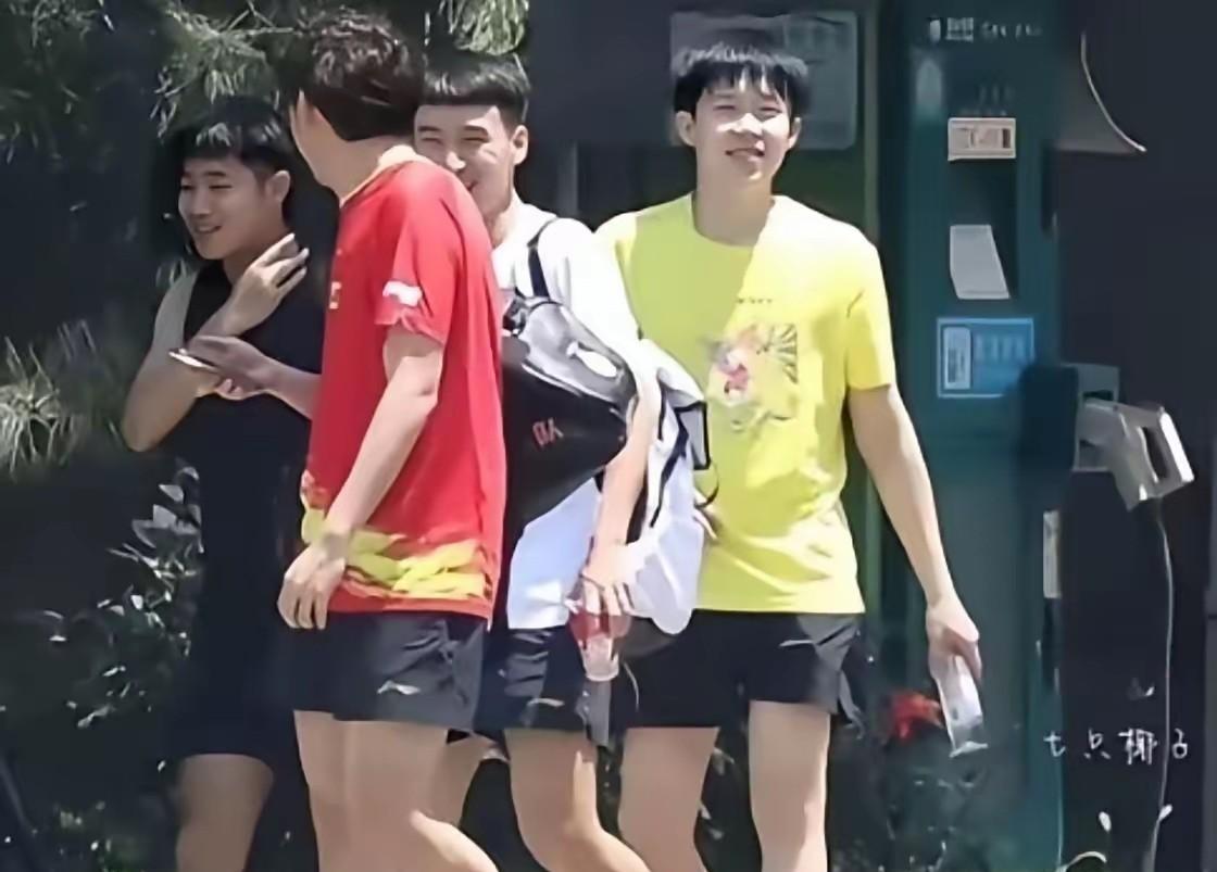 钦阳工作室这是去团建了吗？四个打工人，王楚钦是专职打手，牛牛是陪练。草莓