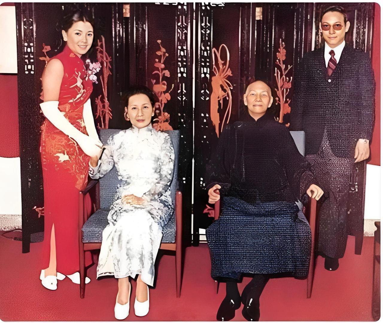 蒋介石晚年最后一次公开照1973年7月23日，蒋孝勇与方智怡成婚。这时的蒋介石