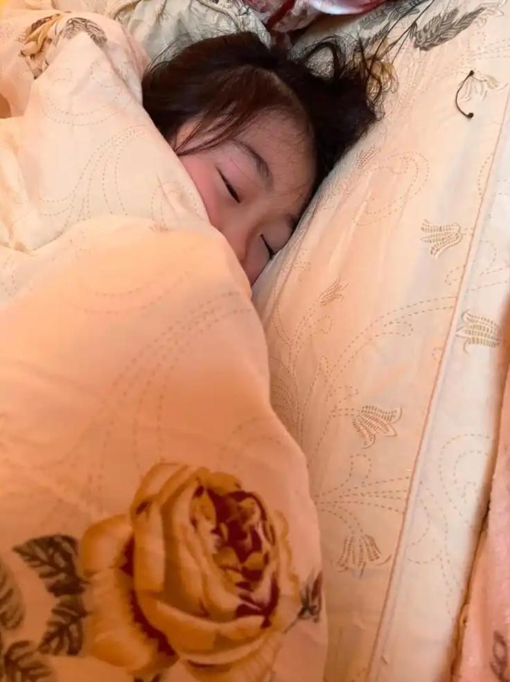 高考结束，天津一名女孩回到家，扎扎实实睡了一天一夜。本以为她是累坏了，可谁也没想