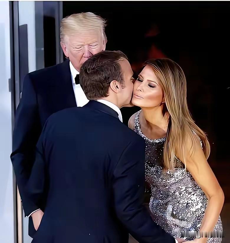 照片中的每个人，表情都是不一样的，老特的表情是最耐人寻味的，这就叫眼不见心不烦，