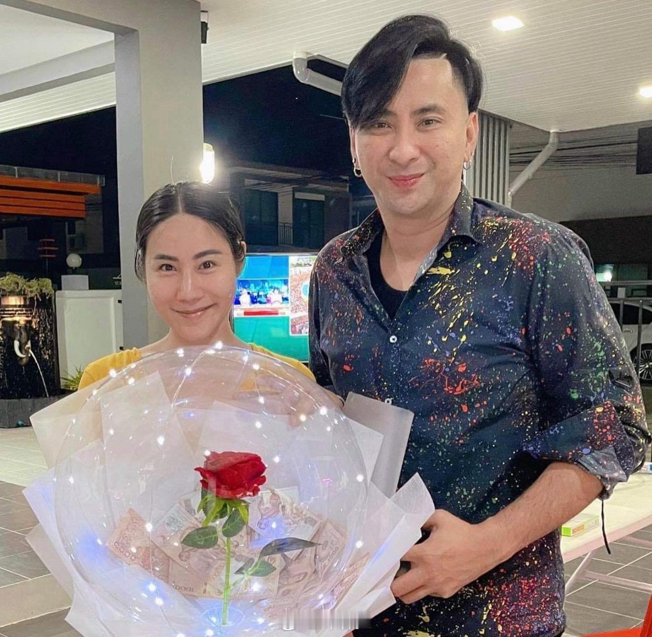 泰星ball宣布离婚泰国知名喜剧男星BallChernyim近日官宣与第二任妻