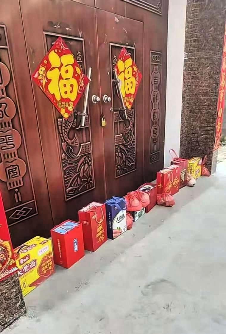 河南，大年初二舅舅舅妈为了躲避外甥和外甥女们来拜年串门，干脆紧闭大门，一家人外出