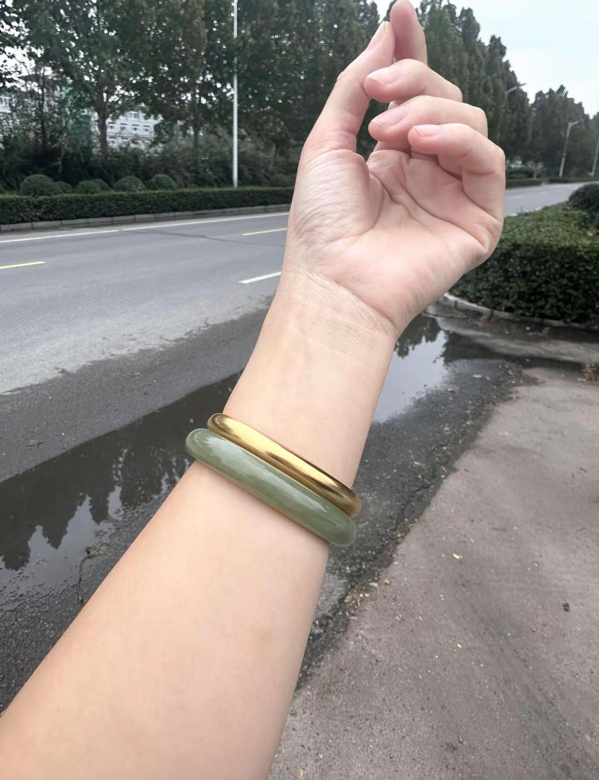 30克戴得小心翼翼，60克直接当武器使。金价涨了，手镯反而越买越厚，不是疯了，